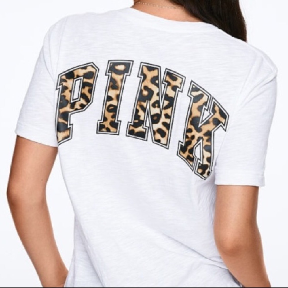 ❗️1 LEFT💕VS PINK CAMPUS SHORT SLEEVE WHITELEOPARD - Picture 4 of 5